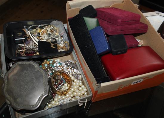 Large qty. costume jewellery & ladies watches